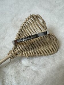 MAmode présente le bracelet non ajustable en acier inoxydable en argent avec message "les copines d'abords"