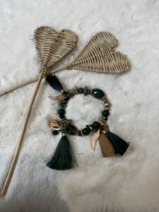 MAmode présente bracelet en perle avec pompon et breloque verte et marron