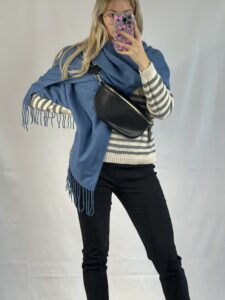 MAmode présente écharpe bleu en laine avec franges au extrémité