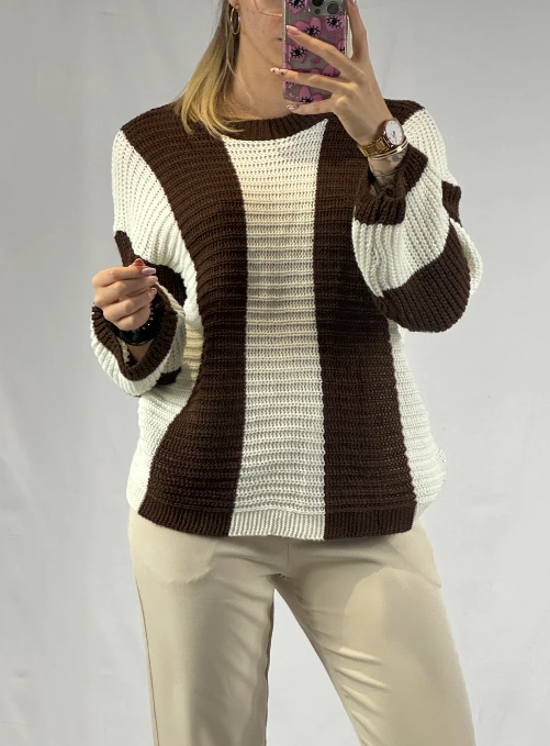 pull rayé marron et blanc