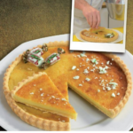 tarte dans une assiette avec 3 bonbons poser dessus