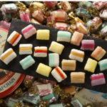 des bonbon multicolore exposer sur une ardoise
