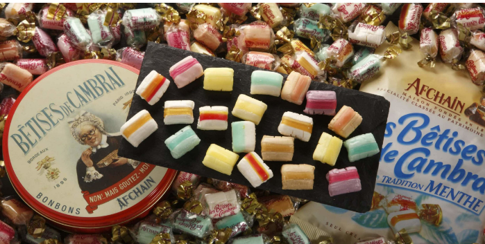 des bonbon multicolore exposer sur une ardoise