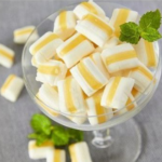coupe en verre remplie de bonbon jaune et blanche