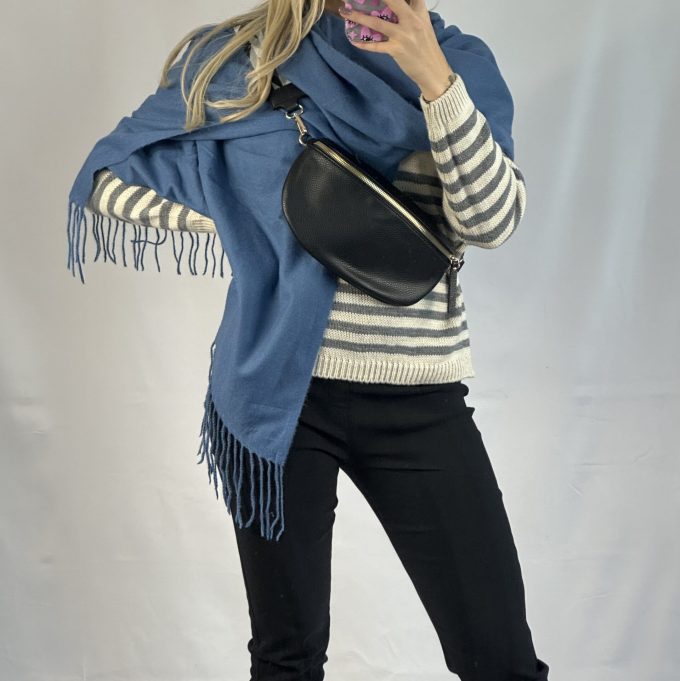 MAmode présente écharpe bleu en laine avec franges au extrémité