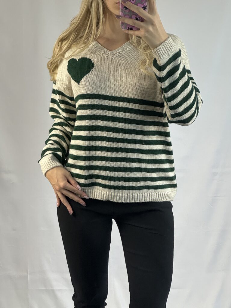 Pull rayes vert col v motif coeur 